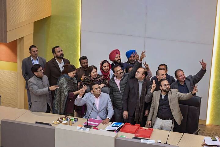 इस तरह वर्तमान में बीजेपी के पास सबसे ज्यादा नंबर हैं. मेयर चुनाव के लिए सांसद किरण खेर को मिलाकर उनके पास 15 वोट हैं. गठबंधन होने पर आप और कांग्रेस के 20 वोट हो जाते हैं, जबकि मेयर बनाने के लिए जादुई आंकड़ा 19 है. ऐसे में पिछले कई सालों से मेयर की कुर्सी पर बैठी बीजेपी के लिए इस बार मुश्किलें खड़ी हो गई हैं.