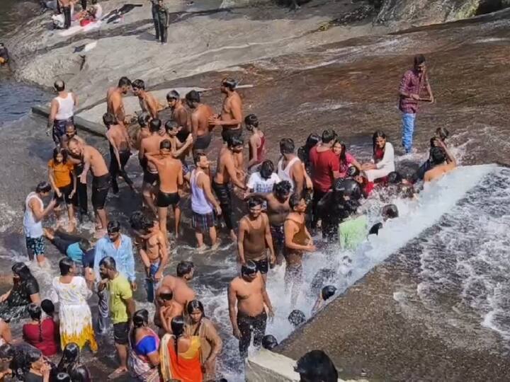ஆர்ப்பரித்து கொட்டும் அருவிகளில் மக்கள் உற்சாகமாக குளித்து மகிழ்ந்தனர்.