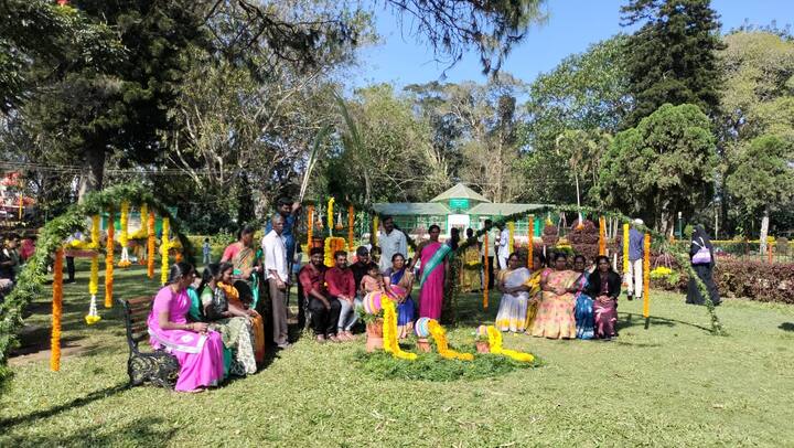 இதன் ஒரு பகுதியாக சேலம் மாவட்டம் ஏற்காடு சுற்றுலா தளத்திற்கு அதிகாலை முதல் சுற்றுலா பயணிகள் படையெடுக்க தொடங்கியுள்ளனர்.