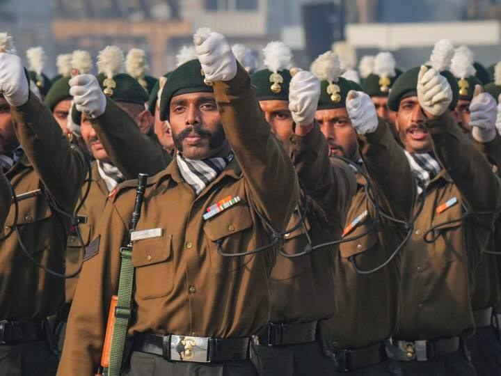 Delhi Severe cold fog affect air services Delhi Airport 120 flights affected  कोहरे के कहर में विमान भी झुके, सैनिकों का साहस नहीं, जमा देने वाली ठंड में 26 जनवरी की रिहर्सल जारी