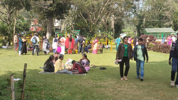 ஏற்காட்டில் உள்ள படகு இல்லத்தில் அதிக அளவில் கூட்ட நெரிசல் இருப்பதால் பாதுகாப்பு பணிகள் கூடுதலாக காவல்துறையினர் ஈடுபடுத்தப்பட்டுள்ளனர். படகு சவாரி செய்யும் சுற்றுலா பயணிகளுக்கு உரிய பாதுகாப்பு உபகரணங்கள் வழங்கப்பட்டு படகு சவாரிக்கு அனுமதிக்கப்படுகின்றனர்.