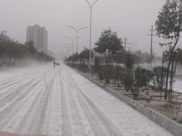 बता दें कि ये तस्वीर किसी हिल स्टेशन की नहीं हैं. बल्कि उत्तर प्रदेश के नोएडा की हैं. जहां साल 2019 के फरवरी में जमकर बर्फबारी हुई थी.