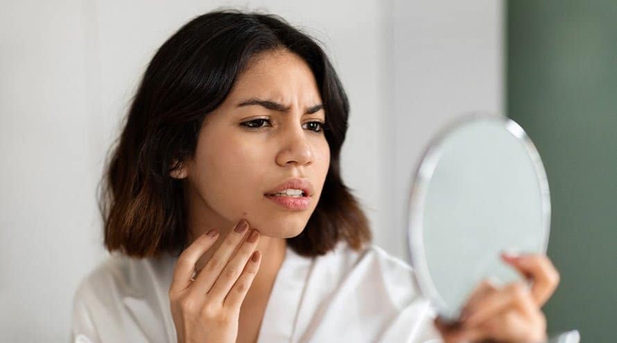Skin Care Tips these daily routine mistakes can make your face dark and dull marathi news Skin Care Tips : तुमच्या 'या' चुकांमुळे चेहरा काळवंडतो; चमकदार आणि नितळ त्वचेसाठी फॉलो करा 'हे' उपाय