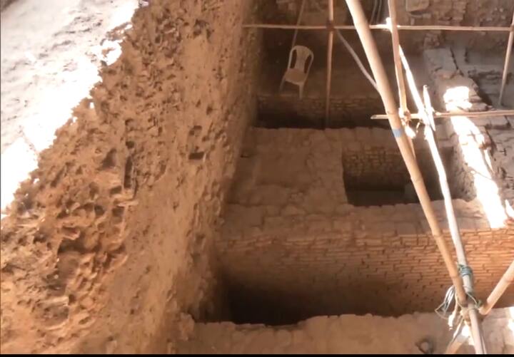 वहीं पुरातत्व पर्यवेक्षक मुकेश ठाकोर ने कहा कि अब तक एक लाख से अधिक अवशेष खोजे जा चुके हैं. उन्होंने कहा, 'वडनगर में खुदाई तब से चल रही है, जब पीएम मोदी गुजरात के सीएम थे.'