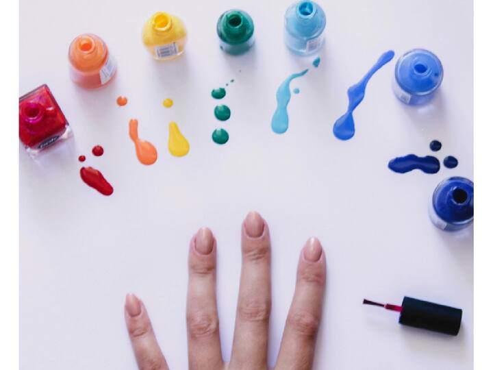Choosing nail polish :  मेकअपसोबतच तुम्ही तुमच्या स्किन टोननुसार नेलपॉलिश निवडल्यास ते तुमचे सौंदर्य वाढवेल.