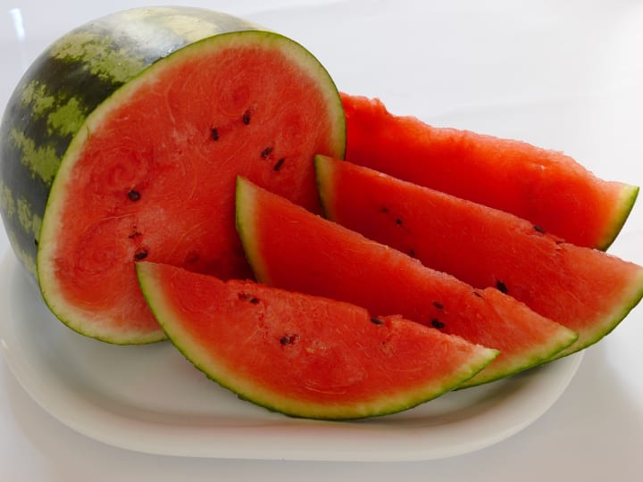 Why sliced ​​watermelon became a reason for protest against Israel from Gaza to London people showing it on the streets क्यों कटा हुआ तरबूज गाजा से लंदन तक बना इजरायल के विरोध का कारण, सड़कों पर दिखा रहे लोग