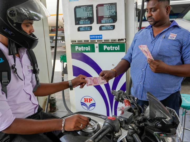 Petrol-Diesel Price: भारत में पेट्रोल और डीजल की कीमतों में लगातार बदलाव होता रहता है, हालांकि ये बदलाव काफी मामूली यानी कुछ ही पैसों का होता है.
