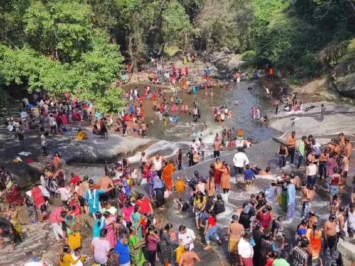 கோவை நகரில் இருந்து 35 கிலோ மீட்டர் தொலைவில் அமைந்துள்ளது கோவை குற்றாலம்.