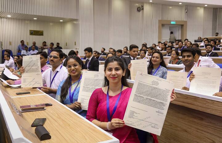 देश में सबसे बड़ी सरकारी नौकरी प्रशासनिक सेवाओं को माना जाता है, करोड़ों लोग इसकी तैयारी करते हैं और एग्जाम में बैठते हैं.