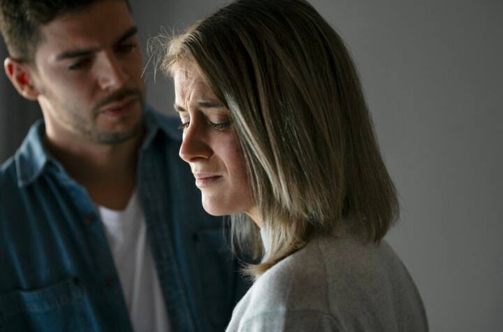 यह टॉक्सिक रिलेशनशिप (Toxic relationship) का रूप ले लेता है और यहां से बाहर आ पाना आसान नहीं होता है. ऐसे में अगर रिश्ते में पहले से कुछ संकेत मिलने लगे तो संभल जाना चाहिए...