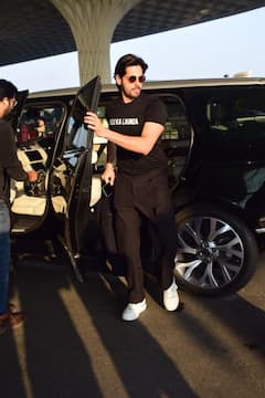 वाइफ कियारा संग रोमांटिक बर्थडे सेलिब्रेशन के बाद एयरपोर्ट पर स्पॉट हुए Sidharth Malhotra, ऑल ब्लैक लुक में एक्टर लगे डैशिंग