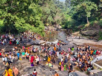 Tourists come to Covai kutralam to celebrate Pongal in coimbatore காணும் பொங்கல் கொண்டாட்டம்  கோவை குற்றாலத்தில் குவிந்த சுற்றுலா பயணிகள்
