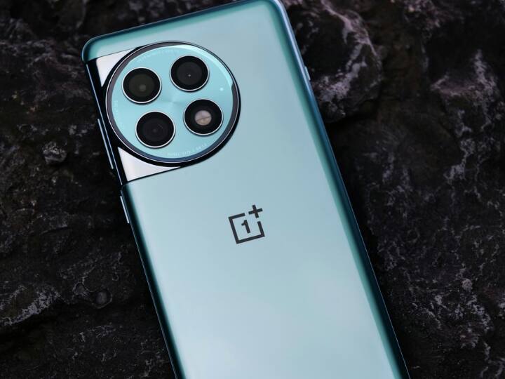 मोबाइल फोन स्नैपड्रैगन 8 जेन 2 SOC पर काम करेगा. इसमें 5500 एमएच की बैटरी 100 वॉट के फास्ट चार्जिंग के साथ मिलेगी.