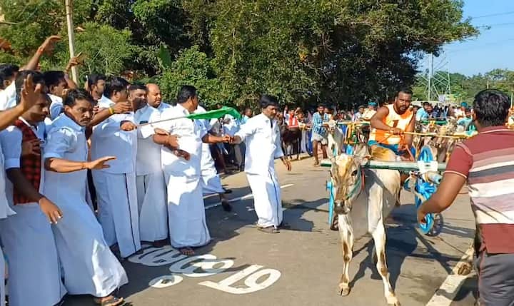 இந்தாண்டு 44 வது ஆண்டாக காணும் பொங்கல் அன்று எல்கை பந்தயம் நடத்துவதற்கான ஆலோசனைக் கூட்டம் திருக்கடையூரில் உள்ள தனியார் திருமண மண்டபம் ஒன்றில் நடைபெற்றது.