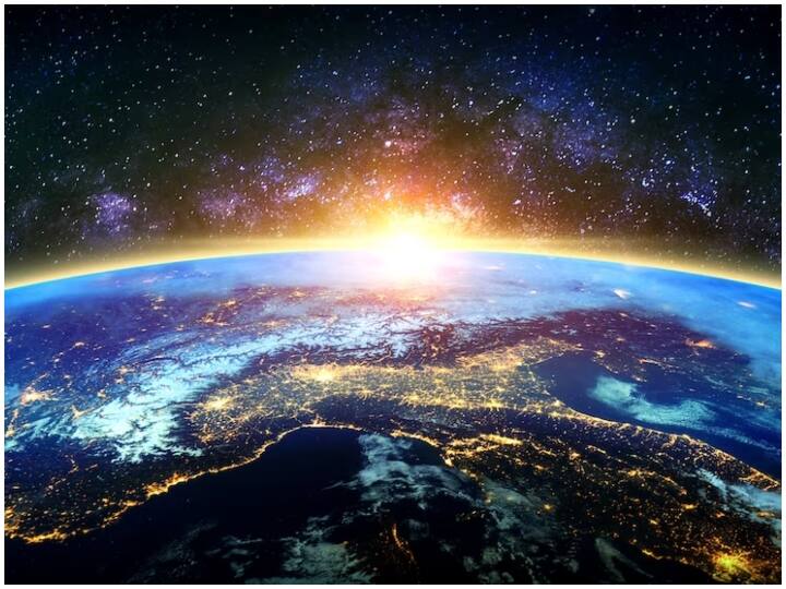 कभी आपने सोचा है कि आखिर पृथ्वी के नीचे कोई सपोर्ट होने के बाद नीचे गिरती क्यों नहीं है? तो आज आपको बताते हैं कि कौनसी फोर्स पृथ्वी को हवा में रोके रखती है?