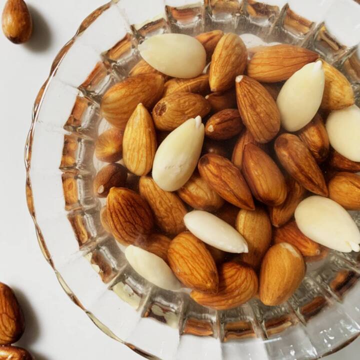 Almonds - ਬਦਾਮ ਸਿਹਤ ਲਈ ਬਹੁਤ ਵਧੀਆ ਮੰਨਿਆ ਜਾਂਦਾ ਹੈ। ਬਦਾਮ ਦੇ ਅੰਦਰ ਆਇਰਨ, ਵਿਟਾਮਿਨ ਅਤੇ ਸਿਹਤਮੰਦ ਚਰਬੀ ਦੀ ਚੰਗੀ ਮਾਤਰਾ ਪਾਈ ਜਾਂਦੀ ਹੈ। ਜਾਣਦੇ ਹਾਂ ਸੁੱਕੇ ਅਤੇ ਭਿੱਜੇ ਹੋਏ ਬਦਾਮ ਖਾਣ ਦੇ ਫਾਇਦੇ।