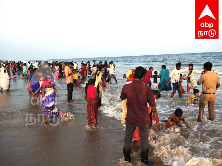 கடற்கரையில் கடலோர காவல் படையினர் பாதுகாப்பு