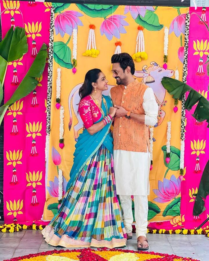 వరుణ్, వితికా కలిసి ఓ సినిమా చేస్తున్న సమయంలో ఇద్దరూ ప్రేమలో పడ్డారు. తమ ప్రేమను పెద్దలవరకు తీసుకెళ్లి.. వారిని ఒప్పించి పెళ్లిచేసుకున్నారు. అనంతరం ఇద్దరూ సినిమాలు వదిలేసి అమెరికా వెళ్లి అక్కడే కొంతకాలం గడిపారు.(Image Source : Instagram/vithikasheru)