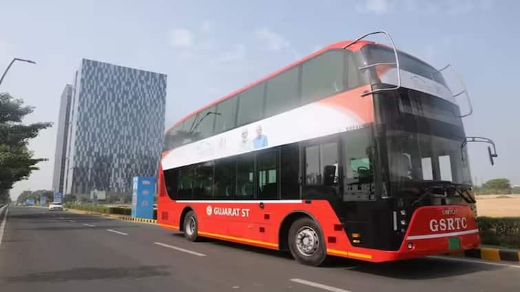 Gandhinagar News: Double Decker Bus has been stuck in the middle of the road near Adalaj Highway Gandhinagar: શરૂઆત થતાંની સાથે જ રસ્તામાં જ ખોટકાઇ ડબલ ડેકર એસી ઇલેક્ટ્રિક બસ, મુસાફરો પરેશાન