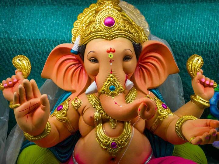 सकट पूजा के दौरान चंद्रमा को जल में दूध और अक्षत मिलाकर अर्घ्य देना चाहिए. लेकिन अर्घ्य देते समय इस बात का ध्यान रखें कि जल की छींटे पैरों पर नहीं पड़ें. चंद्रमा की पूजा मानसिक तनाव से मुक्ति मिलती है. आत्मविश्वास और आरोग्य का वरदान प्राप्त होता है.