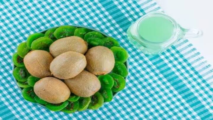 કીવીમાં વિટામીન ભરપૂર માત્રામાં હોય છે. જે સ્વાસ્થ્ય માટે ફાયદાકારક છે. હવે સવાલ એ થાય છે કે શિયાળામાં તમારે કયા કારણોસર કીવી ખાવી જોઈએ. કીવી ઠંડી હોવાથી આજે આપણે જાણીશું શિયાળામાં તેને ખાવાની સાચી રીત.