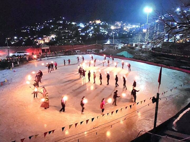 Shimla Ice Skating Rink Carnival everyone is crazy about torch light tattoos of skaters ANN Shimla: शिमला आइस स्केटिंग रिंक में कार्निवल की धूम, स्केटर्स के टॉर्च लाइट टैटू का हर कोई हुआ दीवाना