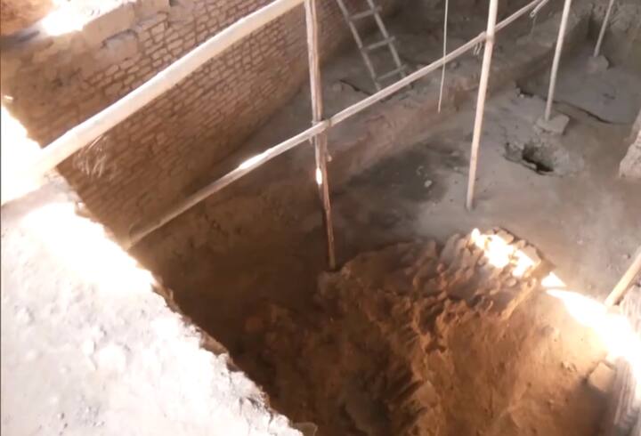 गुजरात में प्रधानमंत्री नरेंद्र मोदी के गांव वडनगर में एक पुरातात्विक खुदाई के दौरान करीब 2800 साल पुरानी बस्ती के सबूत मिले हैं. वडनगर में यह खुदाई आईआईटी खड़गपुर और पुरातत्व विभाग (एएसआई) की टीम की ओर से की जा रही थी. समाचार एजेंसी एएनआई के अनुसार, यहां करीब 800 ईसा पूर्व के मानव बस्ती के कई सबूत मिले हैं. यहां पिछले 7 सालों से खुदाई का काम चल रहा था.