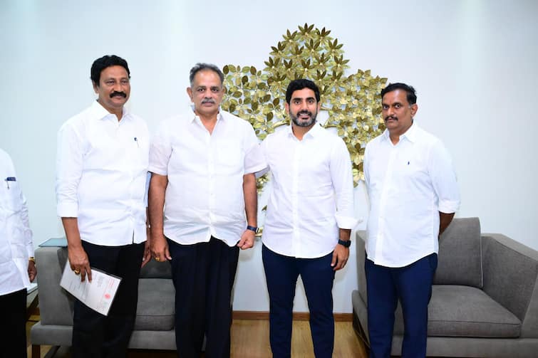 Boppana BhavaKumar meets Nara Lokesh likely to join TDP along with Parthasarathy Boppana To Join TDP: నారా లోకేశ్‌ను కలిసిన బొప్పన- పార్థసారథితో పాటు ఈ 21న టీడీపీలో చేరతానని స్పష్టత!