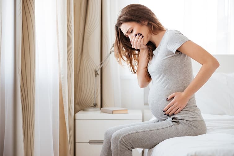 Pregnancy Tips causes of vomiting after seeing food in pregnancy marathi news Pregnancy Tips : गरोदरपणात महिलांना अन्न पाहताच उलटी का होते? अन्नाचा वासही का सहन होत नाही? 'हे' आहे यामागचं कारण