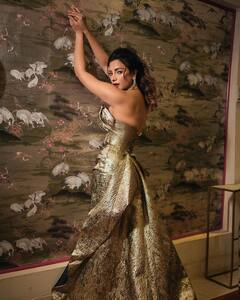 Shama Sikander PHOTO: ગોલ્ડન ગાઉનમાં શમા સિકંદરે લૂંટી મહેફીલ, તસવીરો થઈ આગની જેમ વાયરલ