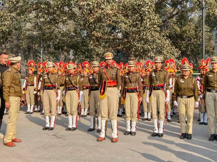 कर्तव्य पथ पर आईपीएस श्वेता के सुगथन के नेतृत्व में दिल्ली पुलिस की महिला टुकड़ी भी पूरी उत्साह के साथ रिहर्सल करती नजर आई.