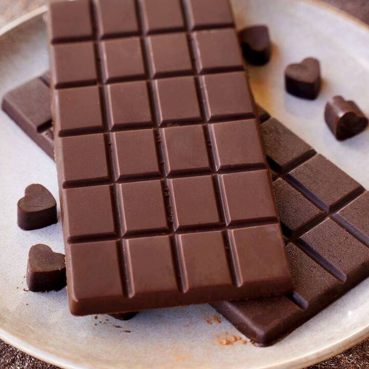 ਜੇਕਰ ਤੁਹਾਨੂੰ ਚਾਕਲੇਟ ਖਾਣਾ ਪਸੰਦ ਹੈ ਤਾਂ ਹੁਣ ਤੋਂ ਹਰ ਰੋਜ਼ ਇੱਕ ਡਾਰਕ ਚਾਕਲੇਟ ਖਾਓ। ਐਂਟੀਆਕਸੀਡੈਂਟਸ ਦੇ ਨਾਲ-ਨਾਲ ਇਸ 'ਚ ਕਈ ਹੋਰ ਪੋਸ਼ਕ ਤੱਤ ਵੀ ਹੁੰਦੇ ਹਨ, ਜੋ ਯਾਦਦਾਸ਼ਤ ਨੂੰ ਬਿਹਤਰ ਬਣਾਉਣ 'ਚ ਕਾਰਗਰ ਹੁੰਦੇ ਹਨ।