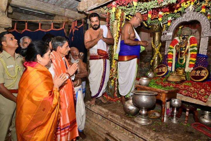 அவருக்கு கோவில் சார்பாக பூரண கும்ப மரியாதை செலுத்தப்பட்டது. பின்னர் அவருக்கு அங்கு இருந்த பக்தர்கள் வரவேற்பு அளித்தனர்.