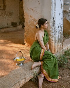 Ruhani Sharma : ట్రెడీషనల్​ లుక్​లో రుహాని శర్మ.. గ్రీన్ శారీలో బ్లౌజ్​ లేకుండా ఫోజులిచ్చిన హీరోయిన్