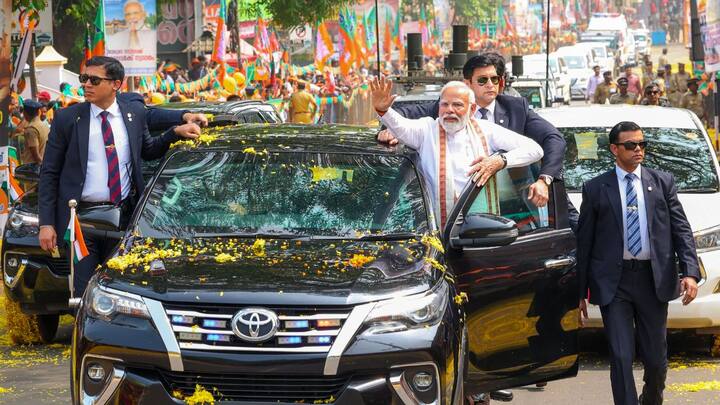 উৎসাহী জনতাকে দেখে স্বমেজাজে নরেন্দ্র মোদি। গাড়ি থেকে শরীর বার করে, গেট ধরে জনতাকে দেখে হাত নাড়ালেন প্রধানমন্ত্রী। এই নিয়ে বছরের প্রথমেই দুইবার কেরলে গেলেন নরেন্দ্র মোদি।