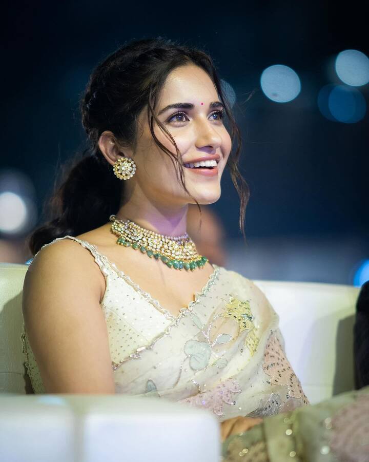 కేవలం తెలుగులోనే కాకుండా తమిళం, హిందీ భాషల్లోనూ నటిస్తుంది ఈ బ్యూటీ. పలు భాషల్లోనూ ఈ భామ ఆఫర్లు అందుకుంటూ.. మంచి పాత్రల్లో నటిస్తూ అభిమానులను అలరిస్తుంది.(Images Source : Instagram/ruhanisharma94)