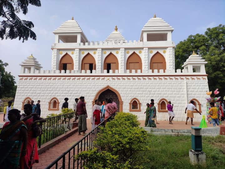 பாஞ்சாலங்குறிச்சி கட்டபொம்மன் நினைவு கோட்டைக்கு பொங்கல் பண்டிகையை முன்னிட்டு நேற்றும் இன்றும் வந்து செல்லக்கூடிய சுற்றுலாப் பயணிகள் இலவசமாக அனுமதிக்கப்பட்டனர். 