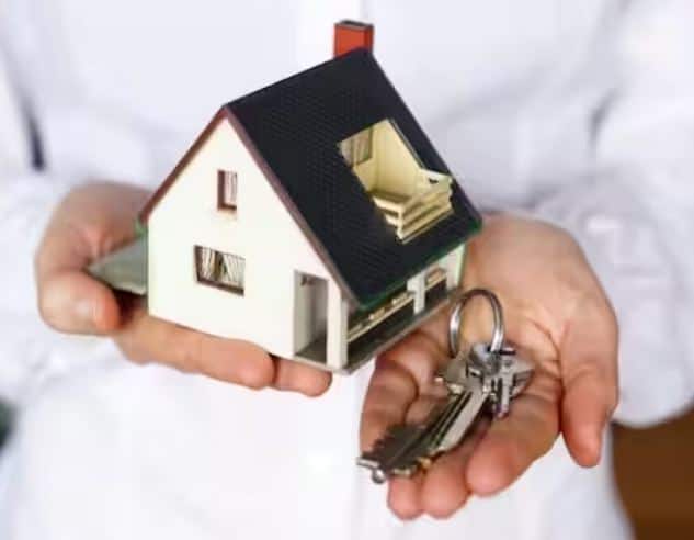 HDFC ਬੈਂਕ ਨੇ ਵੀ MCLR 'ਚ 10 ਬੇਸਿਸ ਪੁਆਇੰਟ ਦਾ ਵਾਧਾ ਕੀਤਾ ਹੈ। ਇਸ ਤੋਂ ਬਾਅਦ, ਬੈਂਕ ਇੱਕ ਮਹੀਨੇ ਤੋਂ ਇੱਕ ਸਾਲ ਤੱਕ ਦੇ ਕਾਰਜਕਾਲ ਲਈ MCLR 'ਤੇ 8.30 ਪ੍ਰਤੀਸ਼ਤ ਤੋਂ 9.30 ਪ੍ਰਤੀਸ਼ਤ ਤੱਕ ਵਿਆਜ ਦਰਾਂ ਦੀ ਪੇਸ਼ਕਸ਼ ਕਰ ਰਿਹਾ ਹੈ।