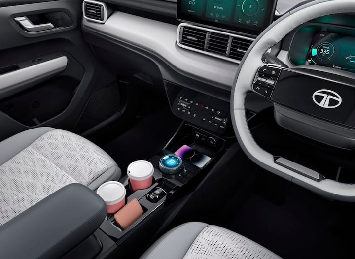 इसमें दो बैटरी पैक हैं. पहला 25 kWh वेरिएंट, जिसकी MIDC रेंज 315 किमी है, और दूसरा 35 kWh जिसकी MIDC रेंज 421 किमी है. मोटर ऑप्शन भी दो हैं. एक 60kW परमानेंट मैग्नेट सिंक्रोनस AC मोटर, जो 114Nm जेनरेट करती है. दूसरी 90kW परमानेंट मैग्नेट सिंक्रोनस AC मोटर, जिसकी पावर 190Nm टॉर्क है.