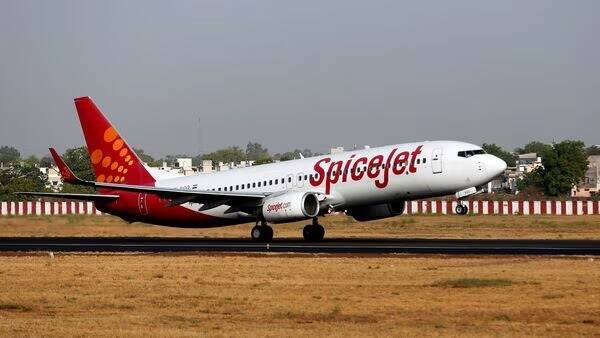 Passenger trapped on SpiceJets Mumbai-Bengaluru flight toilets,    evacuated 100 minutes after landing Shocking: ફ્લાઇટના ટોઇલેટમાં 100 મિનિટ સુધી શું કરતો હતો પેસેન્જર, મચી ગઇ હડકંપ,  કારણ જાણી આપ પણ ચૌંકી જશો