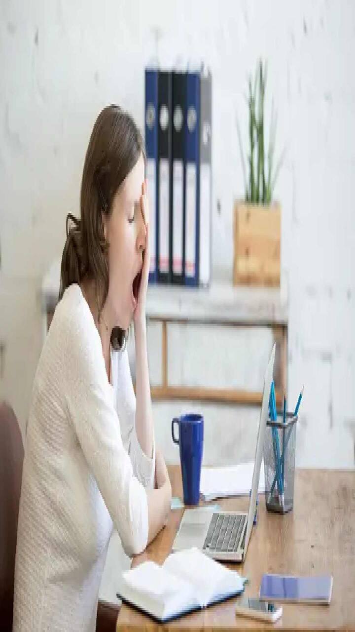 असे लोक अनेकदा थकवा आणि अपुऱ्या झोपेचं कारण देतात. Photo credit: Unsplash