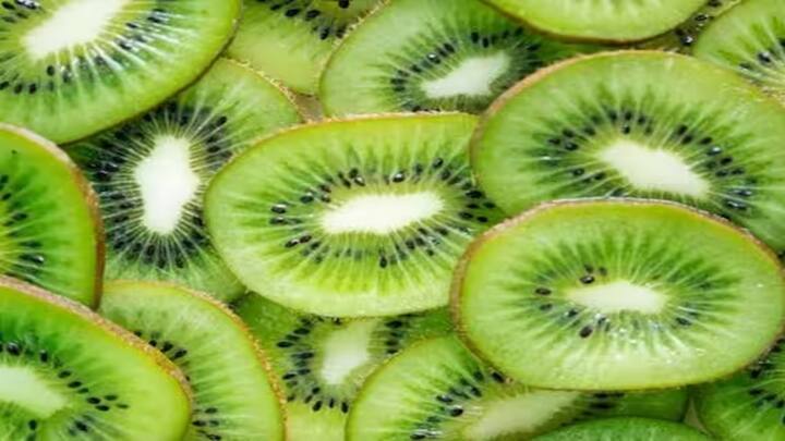કીવી પોલીફેનોલ્સ અને વિટામિન સી સહિત એન્ટીઓક્સીડેન્ટથી ભરપૂર છે. જે શરીરમાં ફ્રી રેડિકલને બેઅસર કરવામાં મદદ કરે છે. એન્ટીઑકિસડન્ટો કોષોને ઓક્સિડેટીવ તણાવથી બચાવવા અને એકંદર આરોગ્યને ટેકો આપવા માટે મહત્વપૂર્ણ ભૂમિકા ભજવે છે.