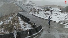 Snowfall in Darjeeling: বাড়ি থেকে গাড়ির ছাদ, কোথাও নেই বাদ, বরফে ঢেকেছে দার্জিলিং