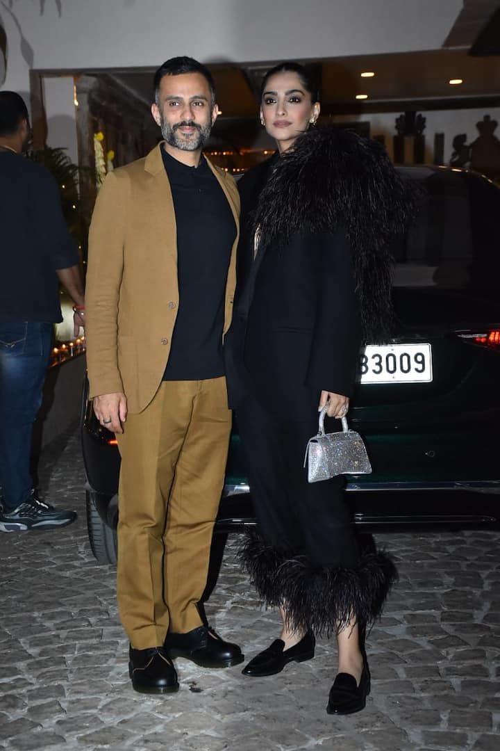 Sonam completed her look with a pair of black shoes and silver bag.