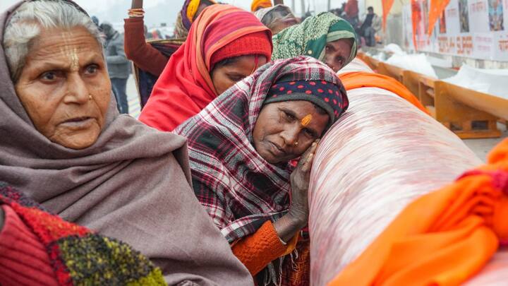 ওই ধূপকাঠি ছুঁয়ে দেখার জন্য হুড়োহুড়ি শুরু হয়েছে। ভিড় করছেন বহু ভক্ত। রাম মন্দির উদ্বোধনের আগে অযোধ্যামুখী ভক্তরা।