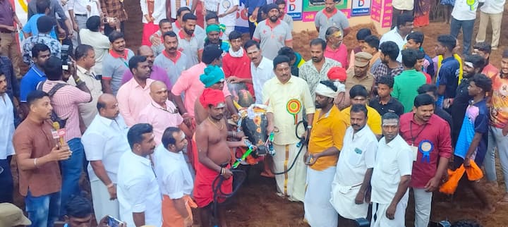 அலங்காநல்லூர் முனியாண்டி கோயில் காளை முதல் காளையாக அவிழ்த்துவிடப்பட்டு மரியாதை செய்யப்பட்டது.