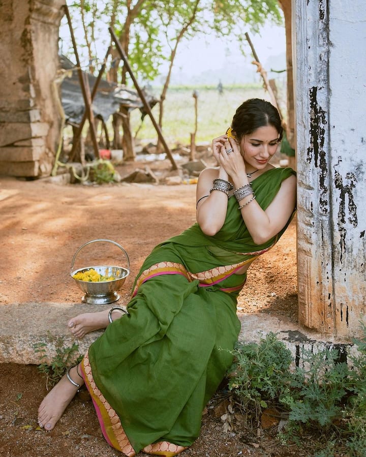 ఈ భామ ఫోటోలు చూసిన అభిమానులు లైక్ల వర్షం కురిపిస్తున్నారు. శాంకుంతల అంటూ కామెంట్ చేస్తున్నారు. ఫోటోలను షేర్ చేస్తున్నారు. (Images Source : Instagram/ruhanisharma94)
