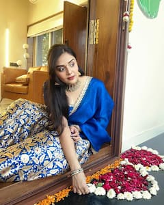 Sreemukhi : నీలిరంగు లంగా ఓణిలో చందమామల మెరిసిపోతున్న శ్రీముఖి