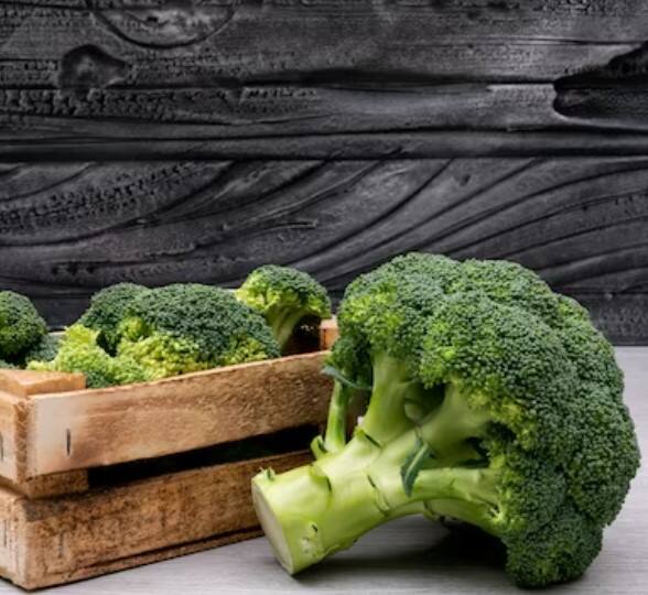 ਪਰ ਜੇਕਰ ਤੁਸੀਂ ਸਿਹਤਮੰਦ ਰਹਿਣ ਲਈ ਰੋਜ਼ਾਨਾ ਬ੍ਰੋਕਲੀ ਨੂੰ ਆਪਣੀ ਡਾਈਟ 'ਚ ਲੈ ਰਹੇ ਹੋ ਤਾਂ ਇਸ ਨਾਲ ਸਰੀਰ ਨੂੰ ਹੋਣ ਵਾਲੇ ਨੁਕਸਾਨ ਬਾਰੇ ਵੀ ਜਾਣੋ। ਇਸ ਦਾ ਲਗਾਤਾਰ ਸੇਵਨ ਕਰਨ ਨਾਲ ਸਰੀਰ ਦੇ ਹਾਰਮੋਨਲ ਕਾਰਜ ਪ੍ਰਭਾਵਿਤ ਹੁੰਦੇ ਹਨ ਅਤੇ ਇਹ ਸਾਰੀਆਂ ਸਮੱਸਿਆਵਾਂ ਪੈਦਾ ਹੁੰਦੀਆਂ ਹਨ।