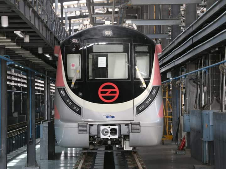 DMRC Rules: दिल्ली मेट्रो में रोजाना लाखों लोग सफर करते हैं, ज्यादातर लोग दफ्तर जाने के लिए इस ट्रांसपोर्टेशन सिस्टम का इस्तेमाल करते हैं.